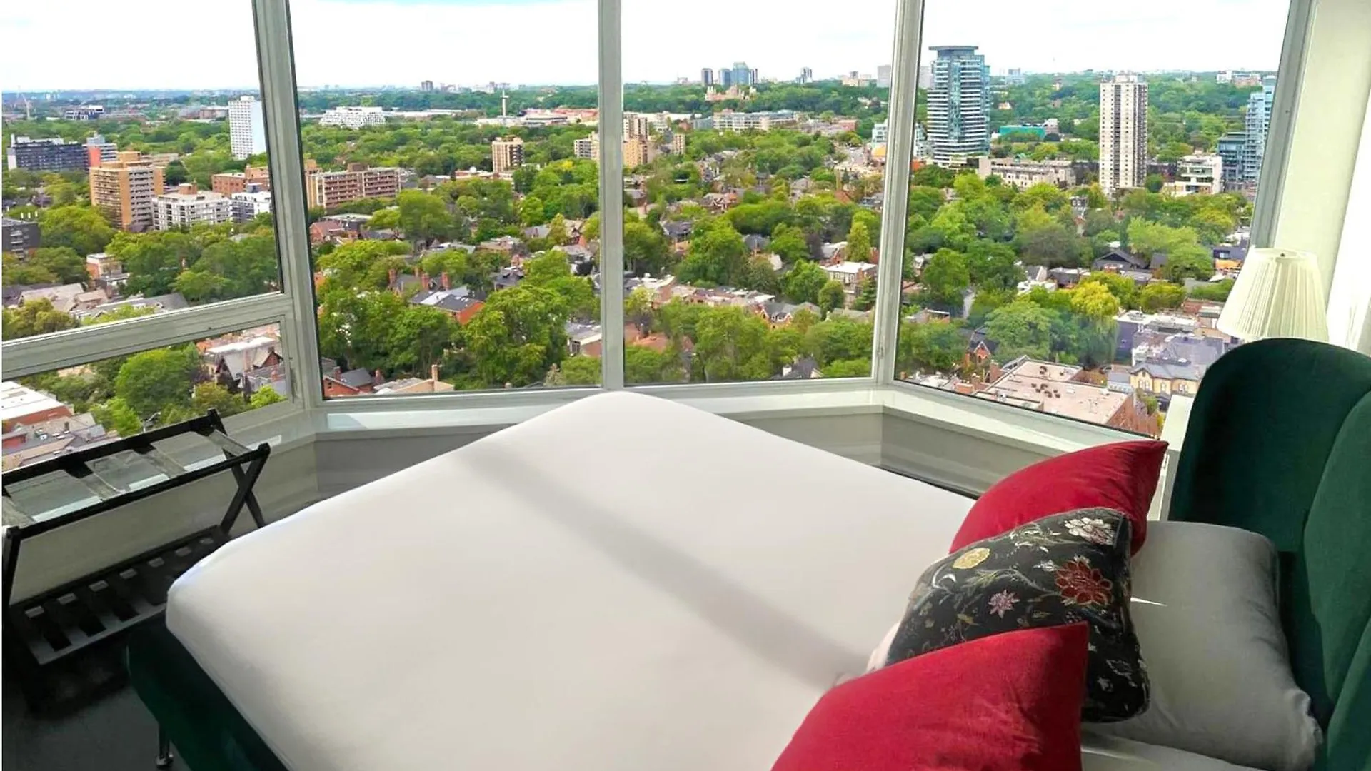 Luxury 2-Bedroom Apartment In Yorkville With The Best City View In Downtown Toronto location